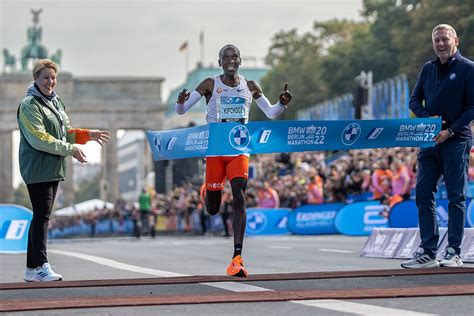 berlin marathon live results|Berlin Marathon 2023: Eliud Kipchoge claims fifth race win as .